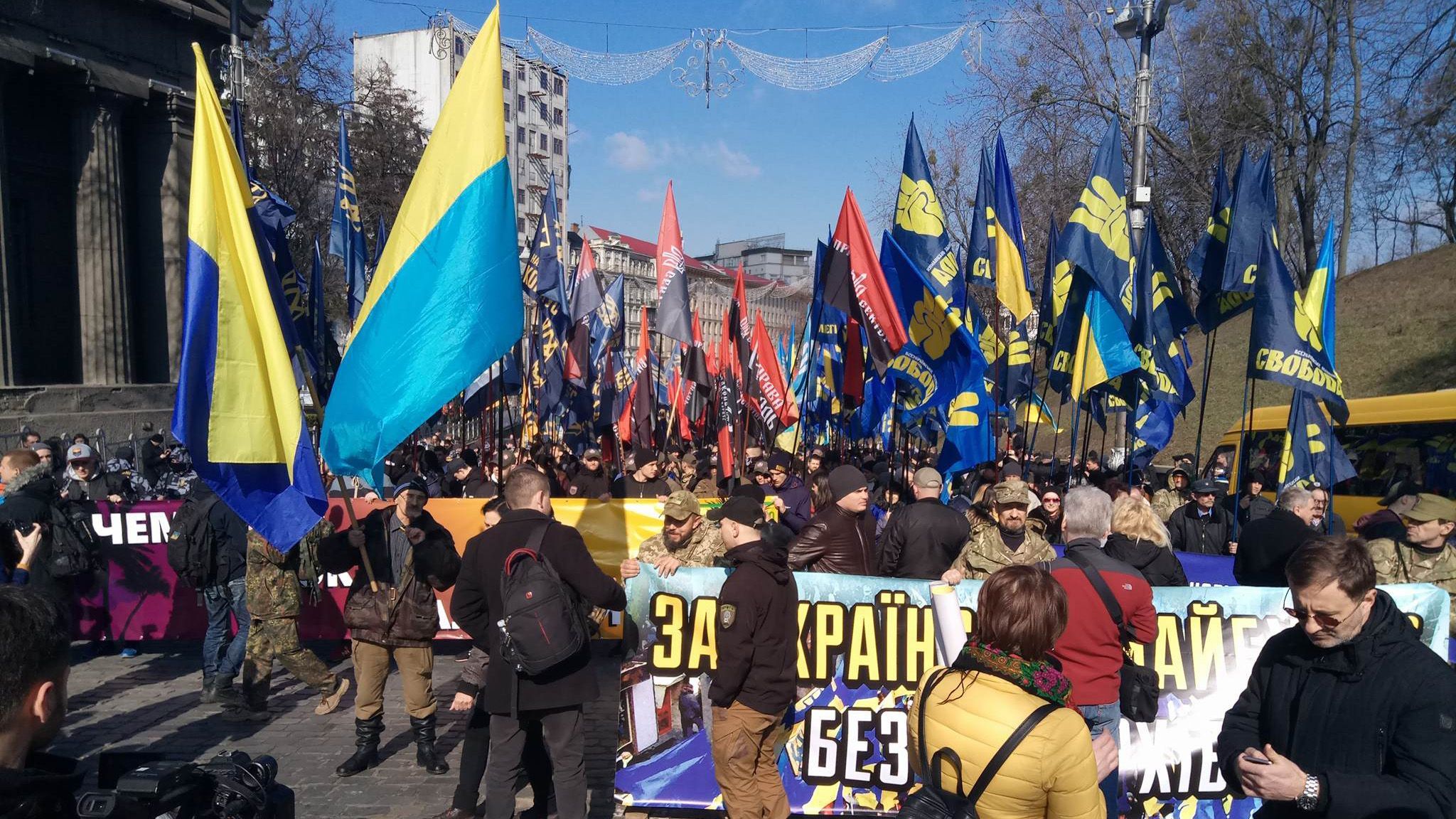 У Києві масштабний пікет: націоналісти йдуть до Кабміну, Ради і на Банкову