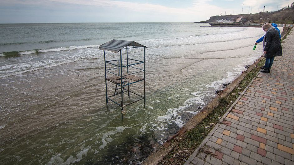 Шторм в Одесі заподіяв нищівної шкоди декільком пляжам: фоторепортаж 