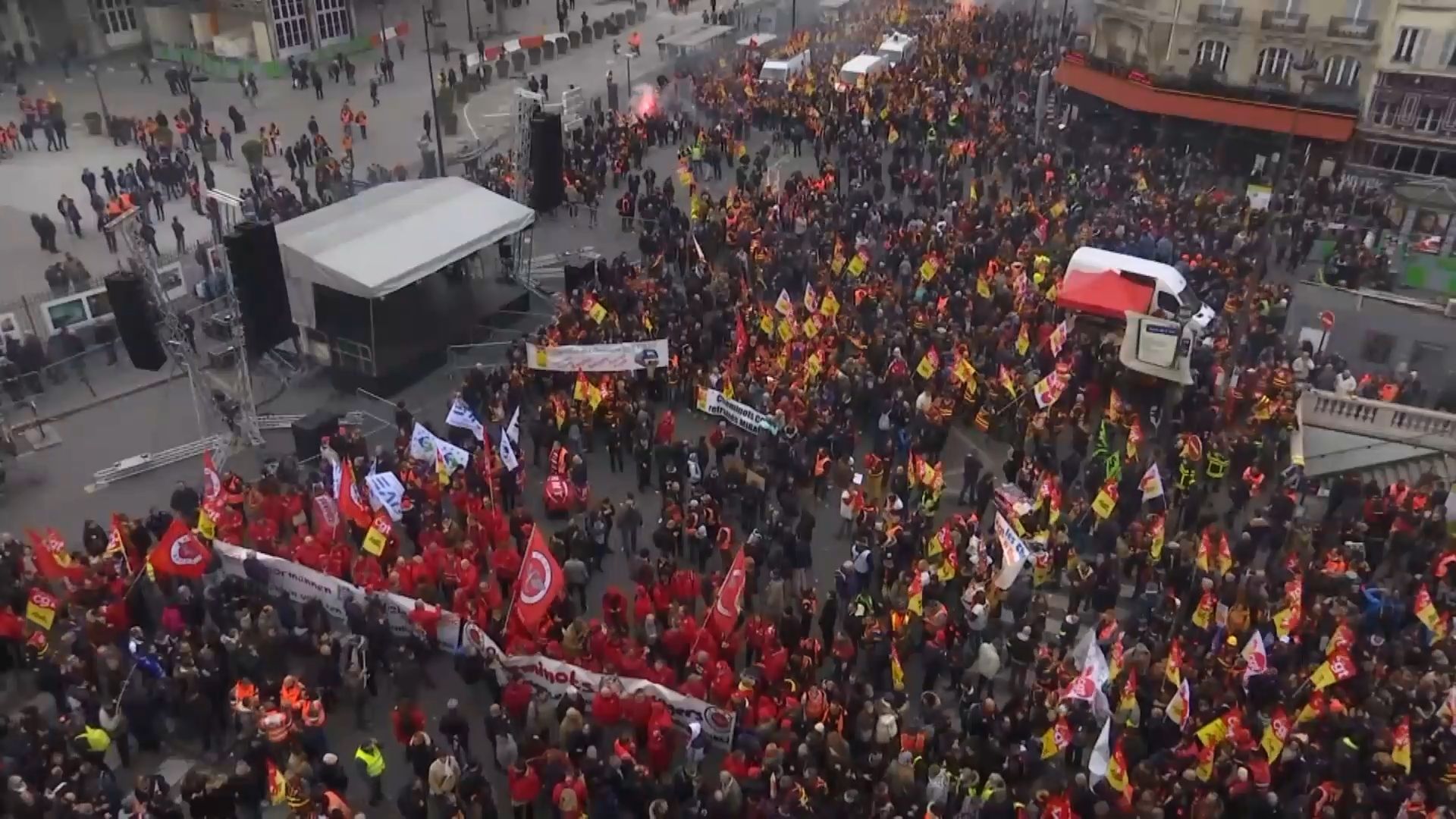 Во Франции началась одна из самых масштабных забастовок: видео