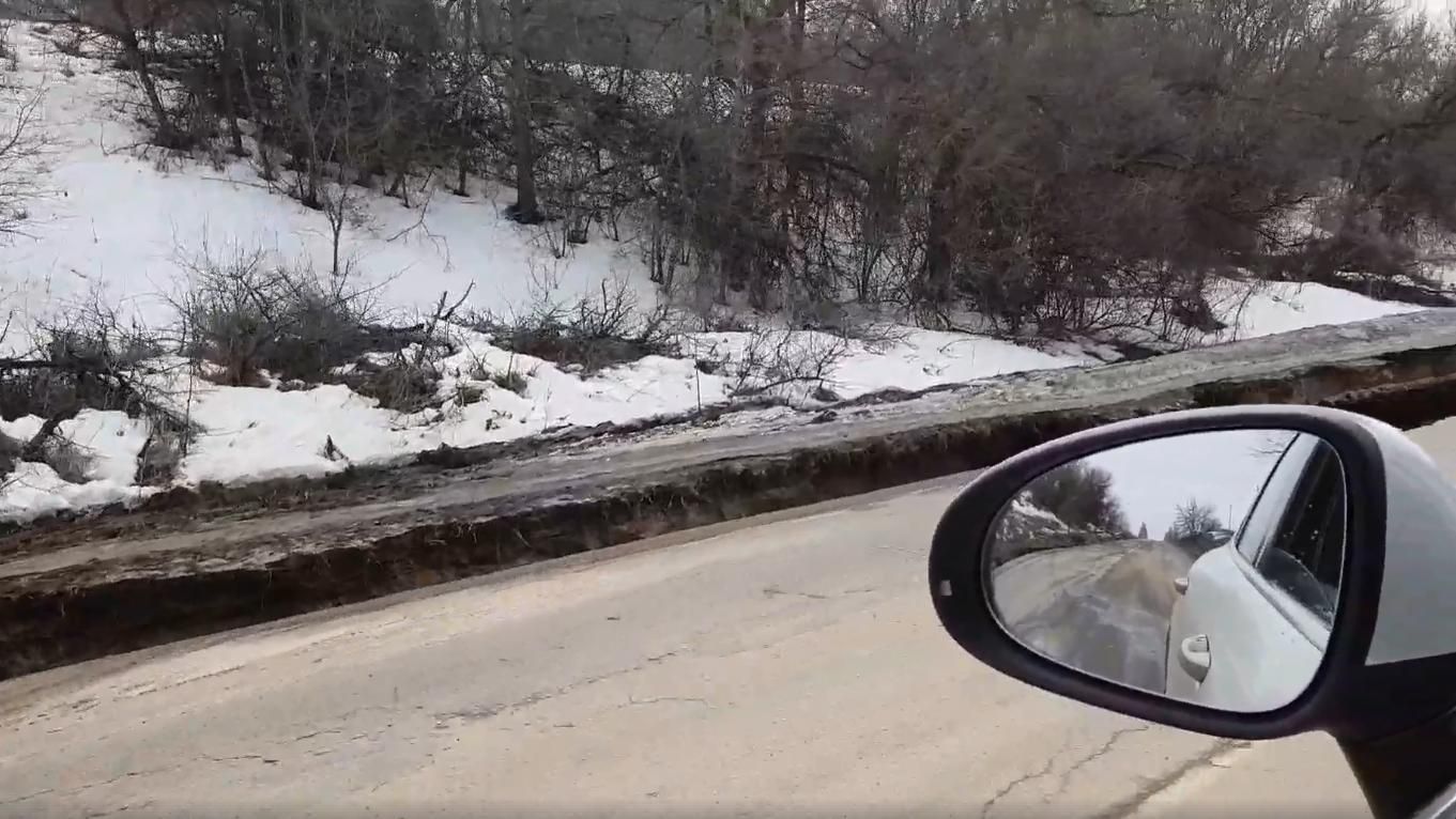 На трасі Суми – Київ розкололася дорога: промовисте відео На трасі Суми – Київ розкололася дорога: промовисте відео