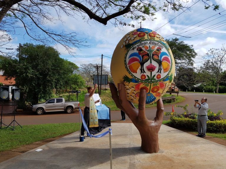 В Аргентине появился особый памятник писанке В Аргентине появился особый памятник писанке