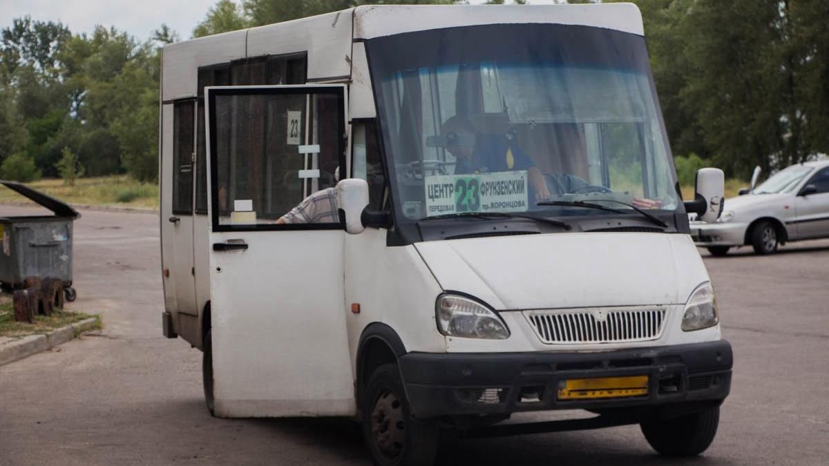 Пассажиры в панике выбегали из маршрутки в Днепре