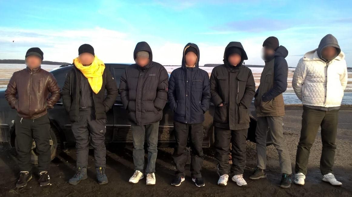 Українець намагався вивезти з Росії п'ять в'єтнамців та росіянина Українець намагався вивезти з Росії п'ять в'єтнамців та росіянина