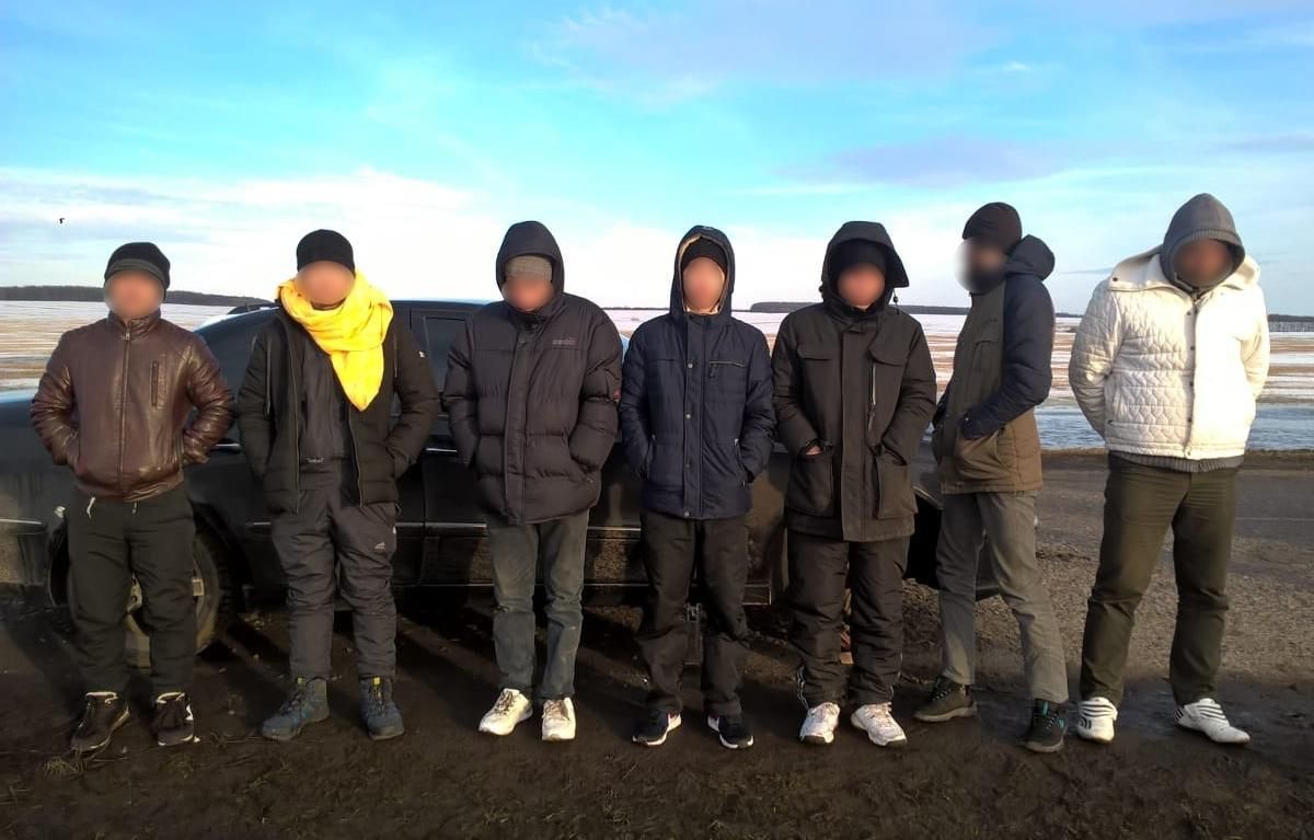 Украинец пытался вывезти из России пять вьетнамцев и россиянина Украинец пытался вывезти из России пять вьетнамцев и россиянина