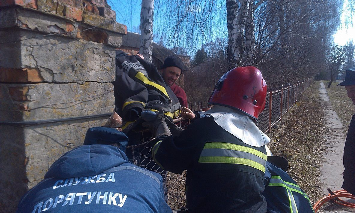 На Рівненщині школяр перестрибував через паркан і проколов ногу арматурою 