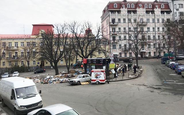 В Киеве от МАФов зачистили Андреевский спуск: фото В Киеве от МАФов зачистили Андреевский спуск: фото