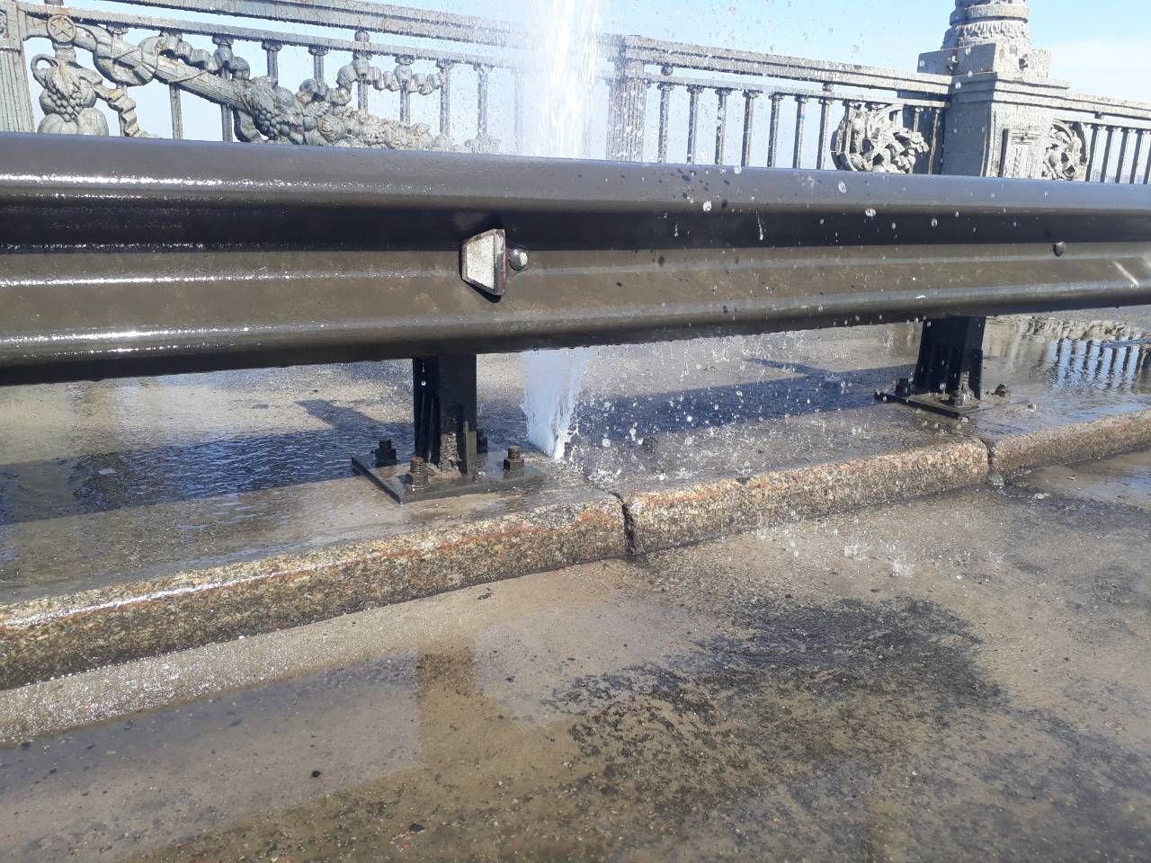 У Києві обмежили рух мостом Патона через аварію у мережі "Київенерго"