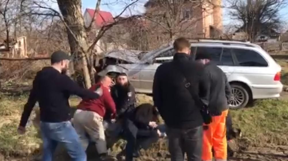 У Чернівцях на дівчину-поліцейську нахабно напали на місці ДТП: відео