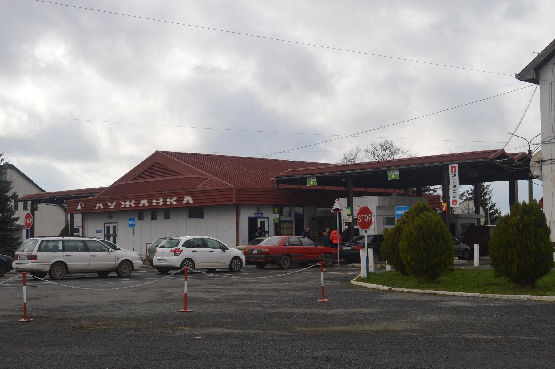 Жінка сховалася між сидіннями, аби перетнути кордон України Жінка сховалася між сидіннями, аби перетнути кордон України