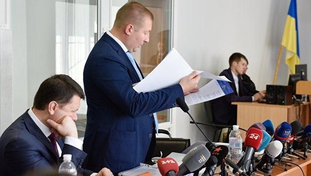 Суд у справі держзради Януковича перервали: прокурор та адвокат посварилися під час засідання