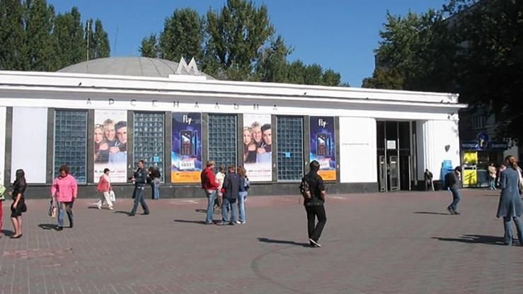Тримались руками за бордюр: як комунальники Києва фарбують дах станції метро