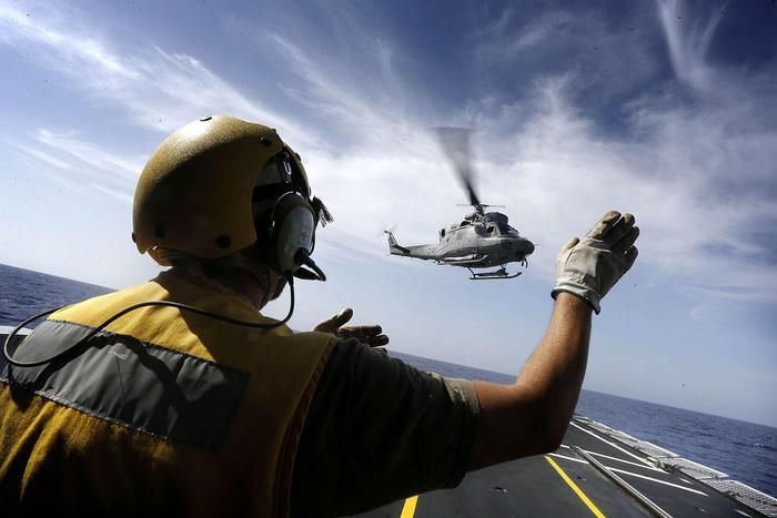 В Средиземное море упал вертолет ВМС Италии: один человек погиб