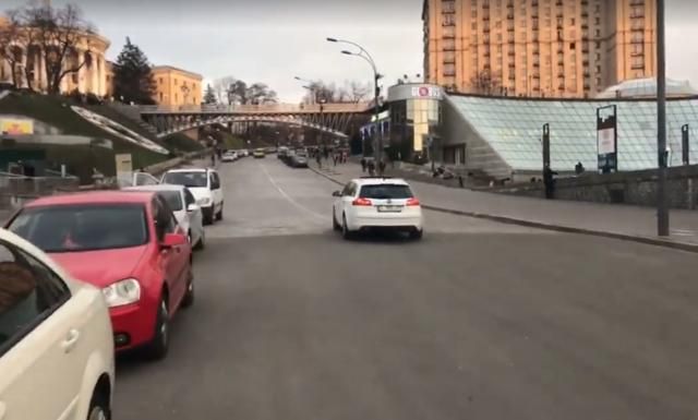 Обурлива поведінка: на відео зняли, як у Києві авто їздять Алеєю Героїв Небесної Сотні