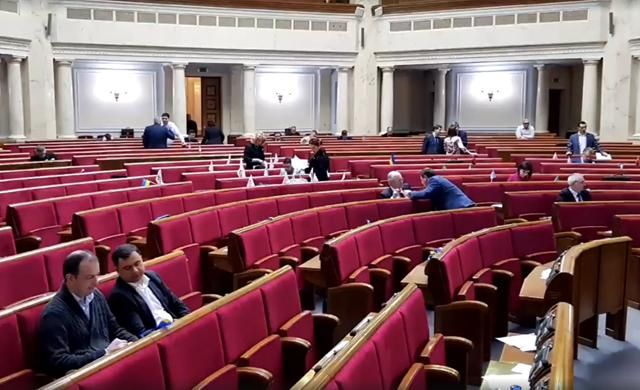 Накануне Пасхи депутаты массово прогуляли заседание Верховной Рады: видео