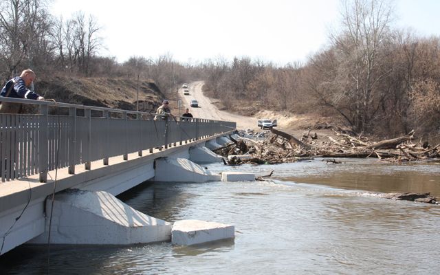 На Луганщине затопило дороги и мосты: фото паводка