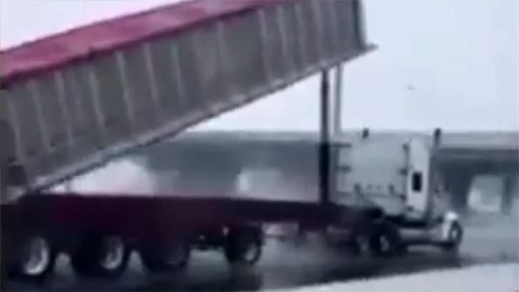 Вантажівка на великій швидкості врізалася в пішохідний міст у Канаді: епічне відео Вантажівка на великій швидкості врізалася в пішохідний міст у Канаді: епічне відео