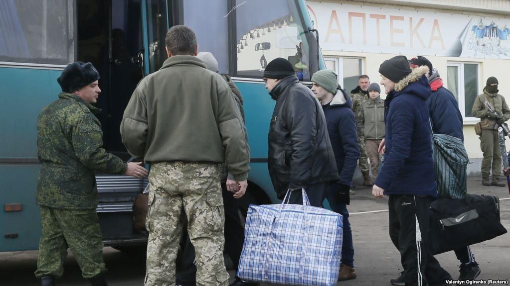 Гройсман рассказал, когда освобожденным пленным государство выплатит обещанные 100 тысяч