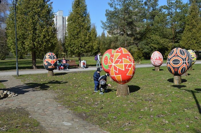 В Ровно установили уникальные гигантские писанки: впечатляющие фото В Ровно установили уникальные гигантские писанки: впечатляющие фото