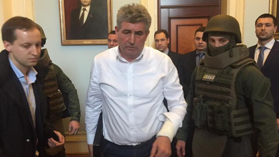 Суддя у нервах порізав собі руку авторучкою у Миколаєві: моторошне відео