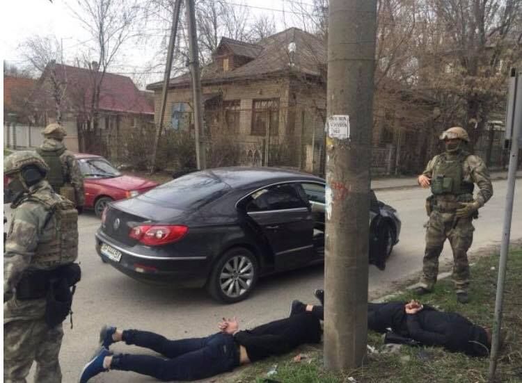 У Запоріжжі троє чоловіків викрали жінку У Запоріжжі троє чоловіків викрали жінку