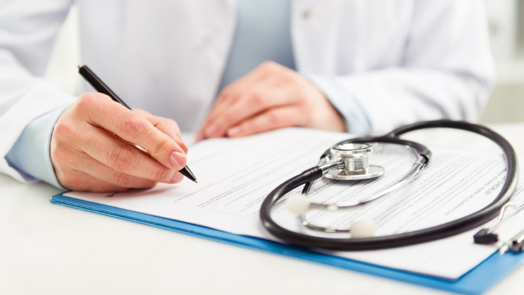 Врачи на Львовщине записывают пациентов на листочке вместо компьютера