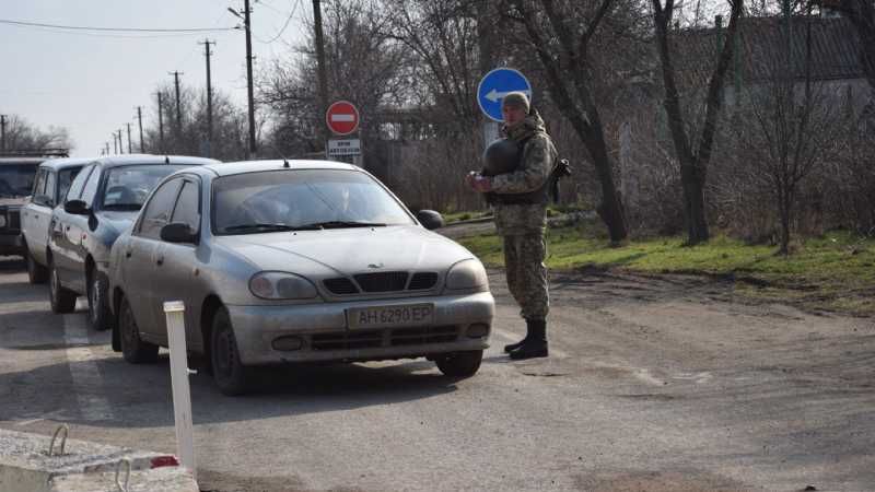 Окупанти на Донбасі вигадали, як перед Великоднем заробляти на пропуску людей через лінію фронту