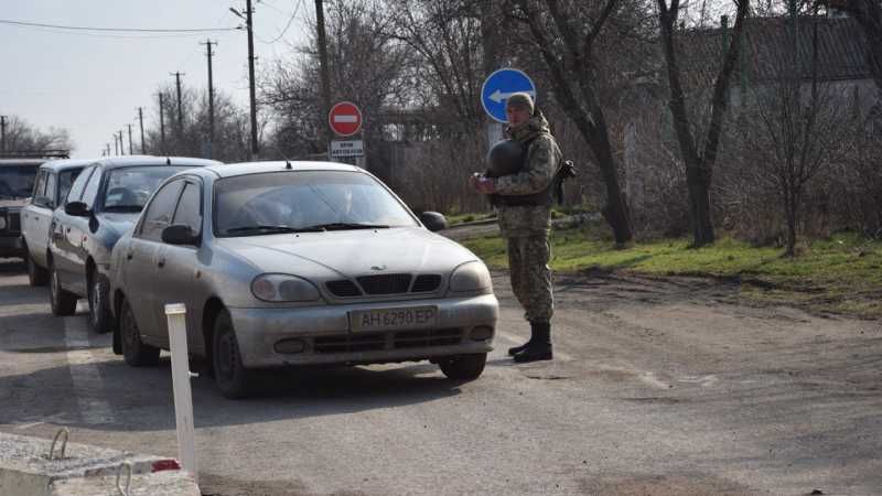 Окупанти на Донбасі вигадали, як перед Великоднем заробляти на пропуску людей через лінію фронту Окупанти на Донбасі вигадали, як перед Великоднем заробляти на пропуску людей через лінію фронту