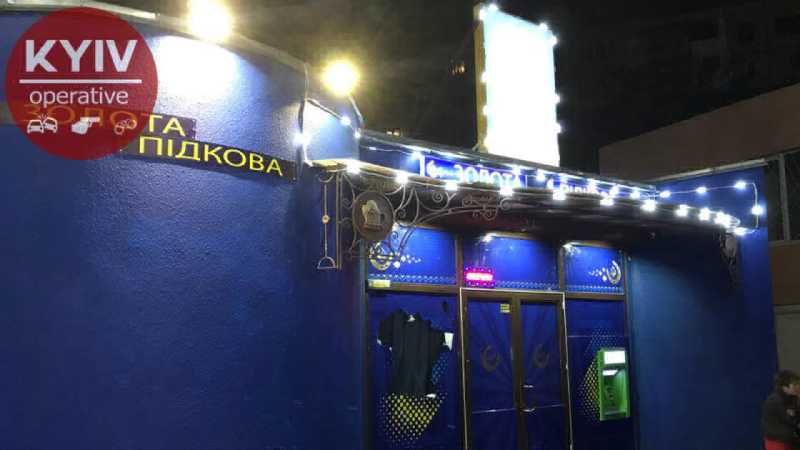Невідомі брутально розтрощили гральний заклад у Києві: з'явилось відео Невідомі брутально розтрощили гральний заклад у Києві: з'явилось відео