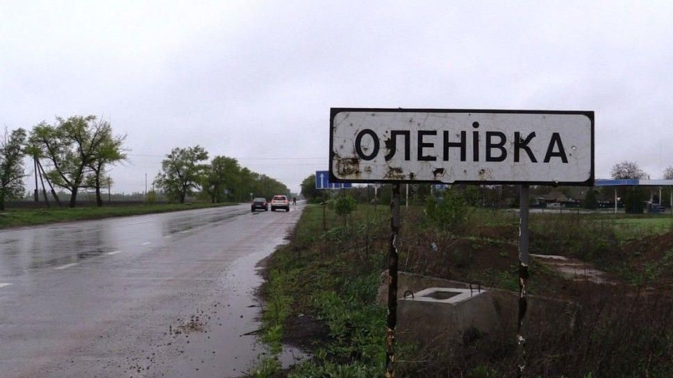Проросійські бойовики поранили жінку на блокпосту "Оленівка" Проросійські бойовики поранили жінку на блокпосту "Оленівка"