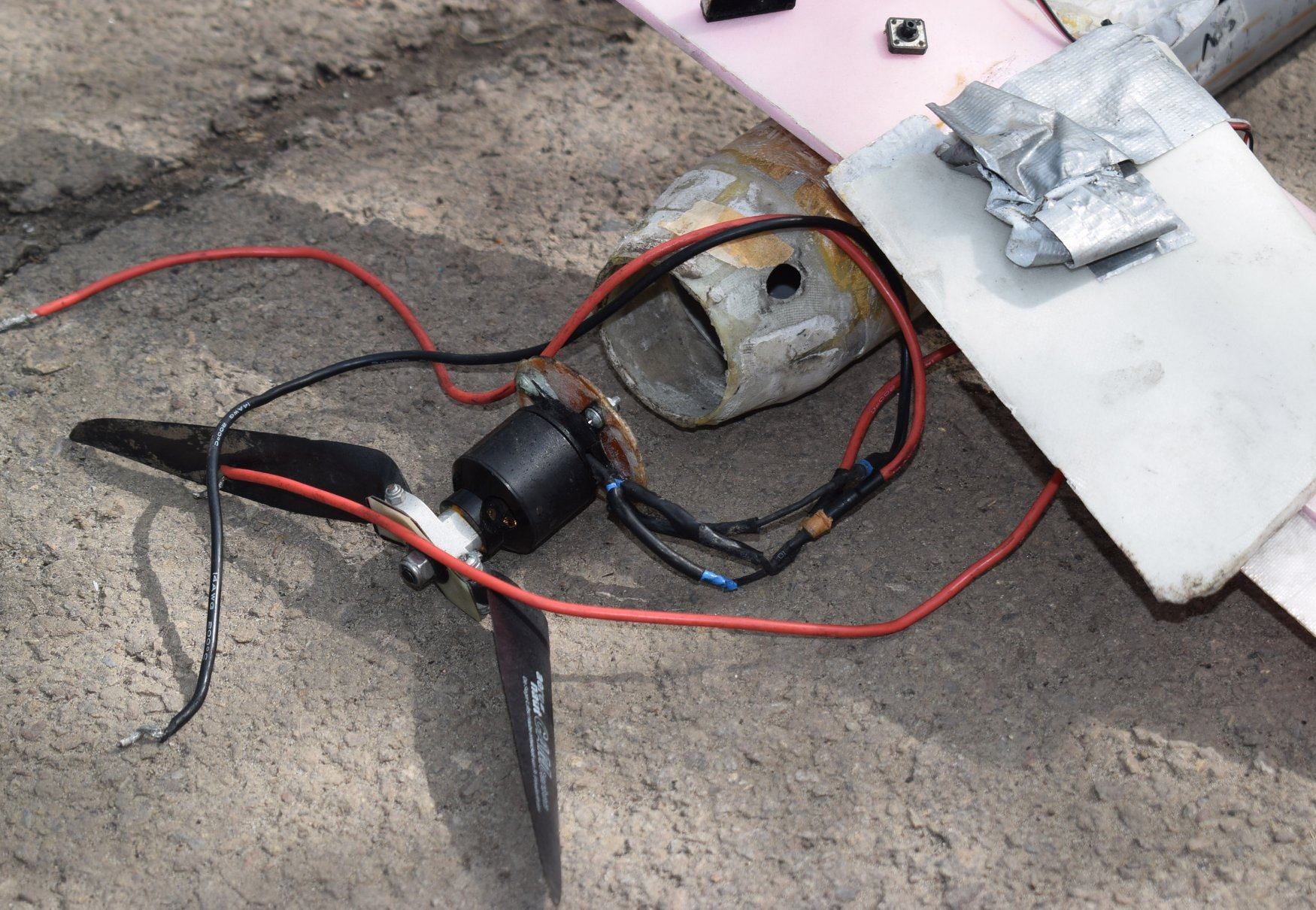 Попытка пасхального теракта на Донбассе: штаб АТО показал найденный беспилотник с взрывчаткой Попытка пасхального теракта на Донбассе: штаб АТО показал найденный беспилотник с взрывчаткой