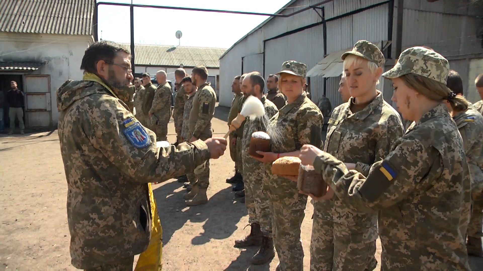Волонтеры привезли на передовую куличи к Пасхе Волонтеры привезли на передовую куличи к Пасхе
