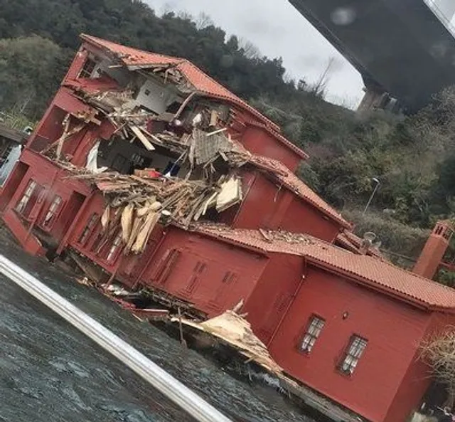 Танкер врізався в історичну будівлю на березі Босфору у Стамбулі Танкер врізався в історичну будівлю на березі Босфору у Стамбулі