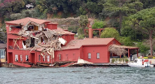 Танкер врізався в історичну будівлю на березі Босфору у Стамбулі Танкер врізався в історичну будівлю на березі Босфору у Стамбулі