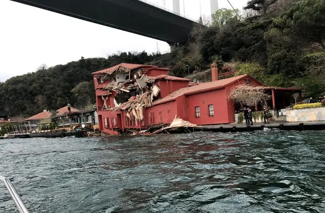 Танкер врізався в історичну будівлю на березі Босфору у Стамбулі Танкер врізався в історичну будівлю на березі Босфору у Стамбулі