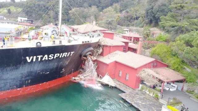 Танкер врізався в історичну будівлю на березі Босфору у Стамбулі Танкер врізався в історичну будівлю на березі Босфору у Стамбулі