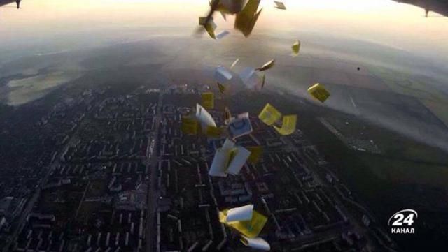 "Ми прийдемо. Скоро": над окупованим Донецьком скинули свіжу партію листівок "Ми прийдемо. Скоро": над окупованим Донецьком скинули свіжу партію листівок