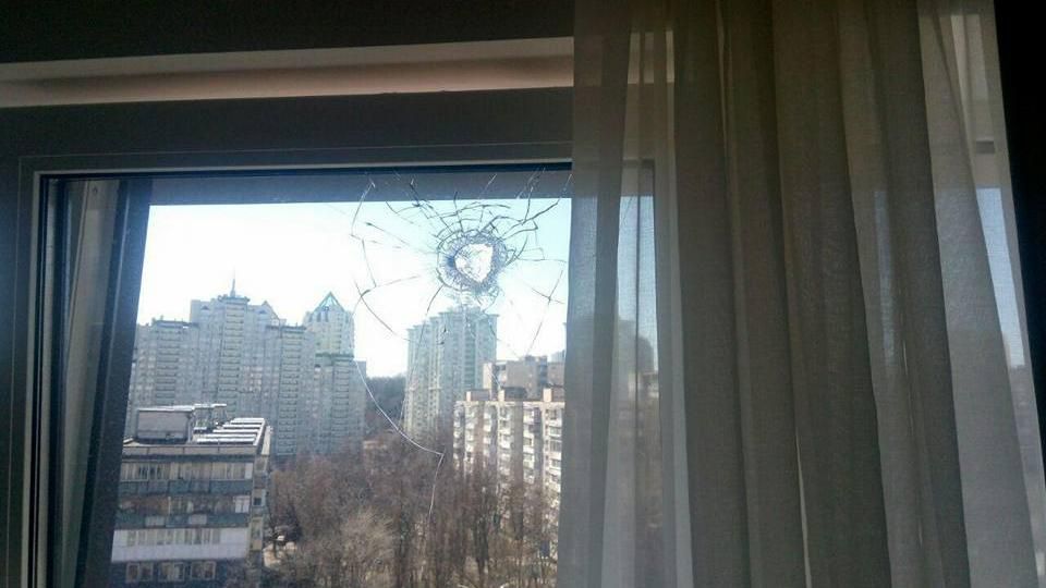 П'яні молодики перед Великоднем з пістолетом розважились у Києві: постраждало кілька квартир П'яні молодики перед Великоднем з пістолетом розважились у Києві: постраждало кілька квартир