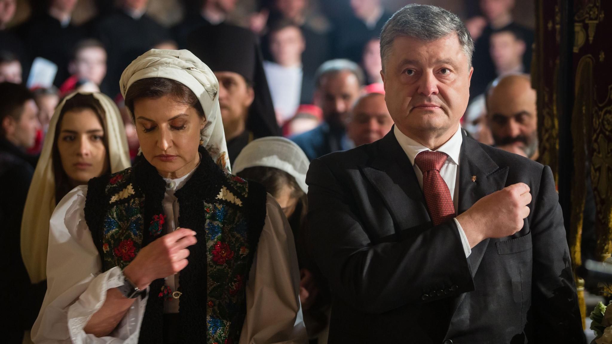 Порошенко в Пасхальную ночь молился с простыми людьми в храмах Киева: фоторепортаж