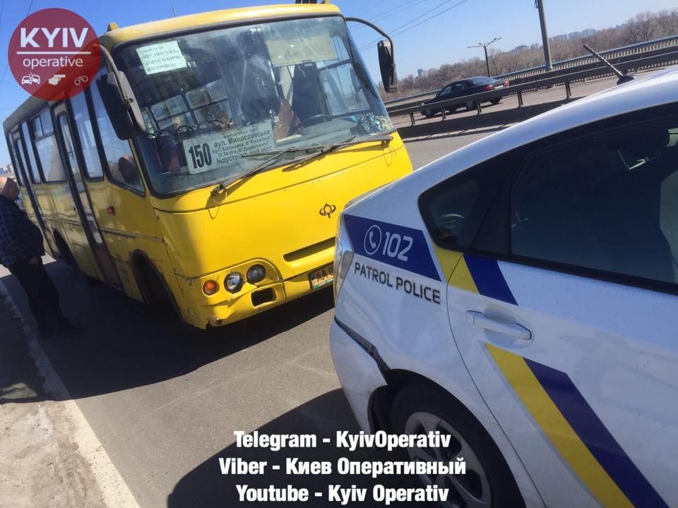 У Києві автобус, у якого відмовили гальма, врізався в поліцейське авто У Києві автобус, у якого відмовили гальма, врізався в поліцейське авто