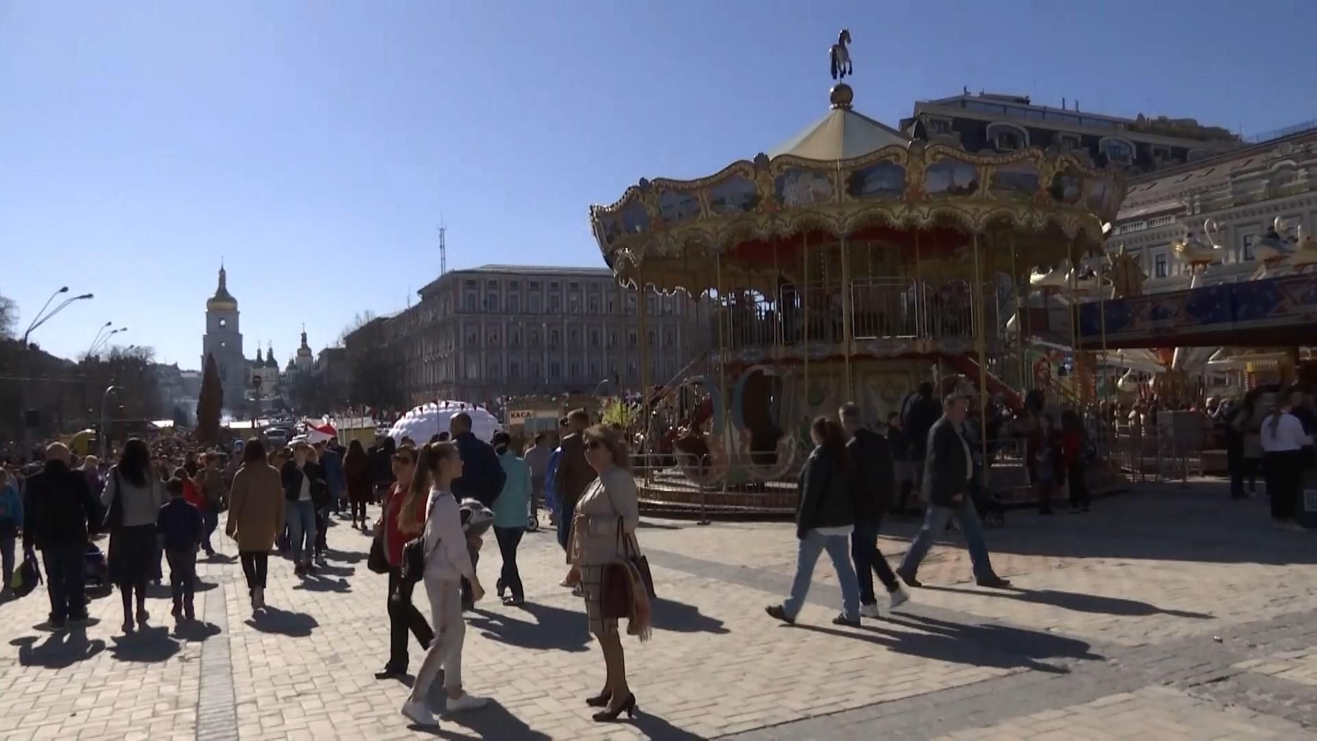 В центре Киева тысячи людей празднуют Пасху