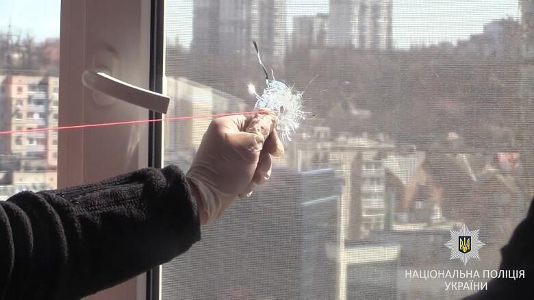 В Киеве мужчина стрелял по окнам домов: фото В Киеве мужчина стрелял по окнам домов: фото