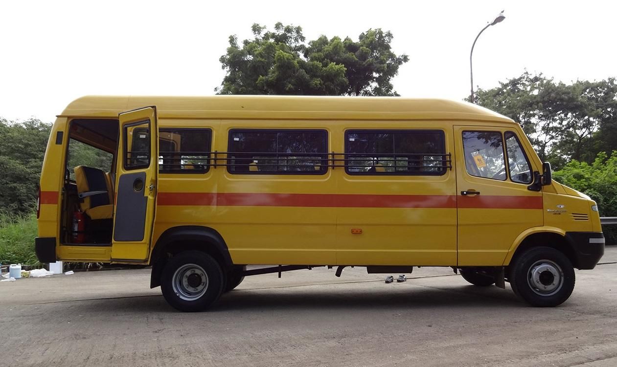 Шкільний автобус впав в ущелину, багато жертв Шкільний автобус впав в ущелину, багато жертв