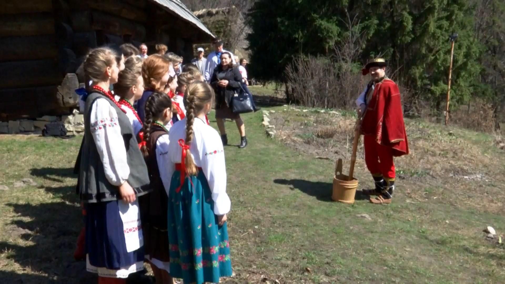Поливальный понедельник: как этот день праздновали киевляне Поливальный понедельник: как этот день праздновали киевляне