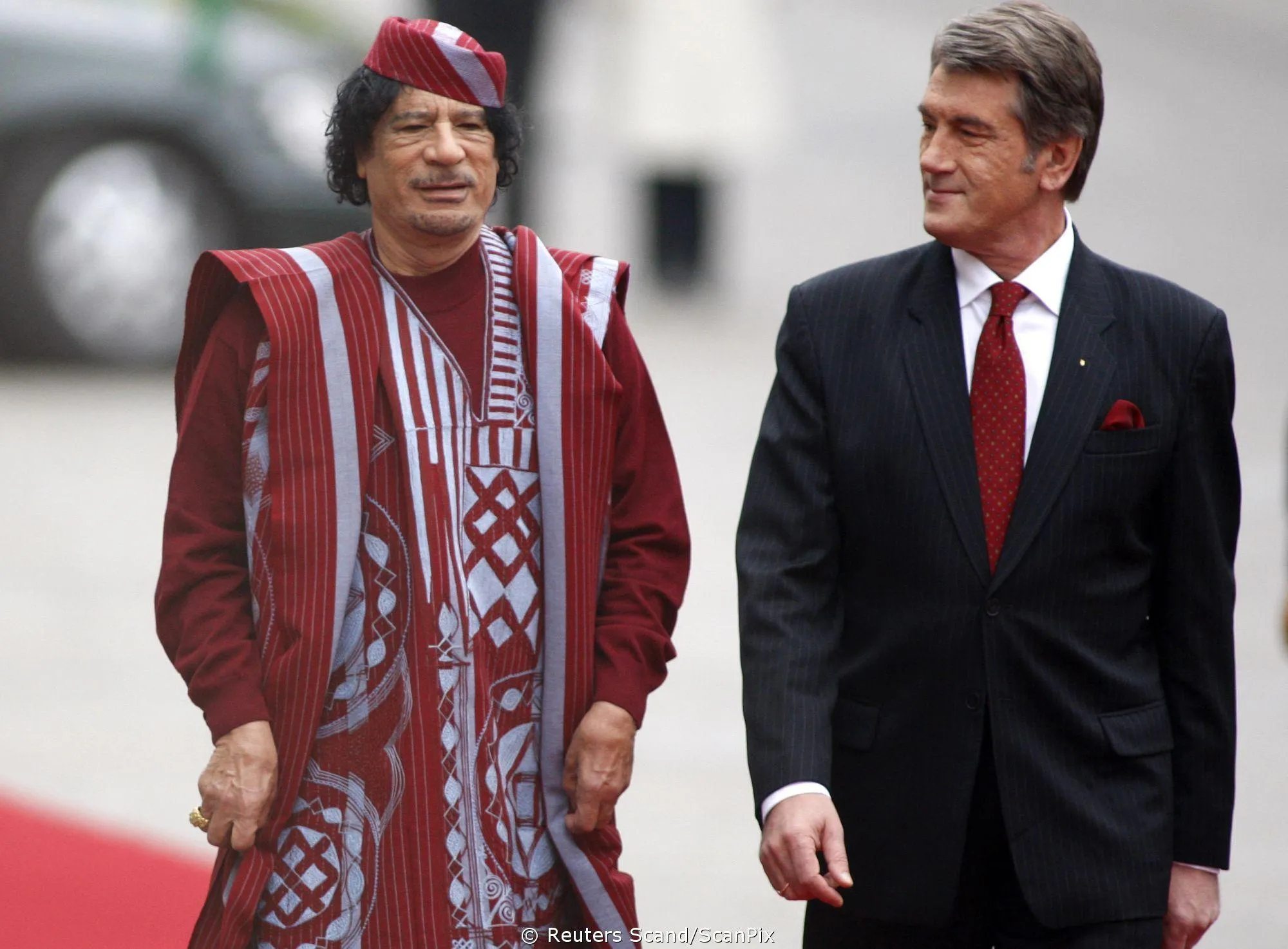 Ющенко нагородив Каддафі орденом Богдана Хмельницького I ступеня Ющенко нагородив Каддафі орденом Богдана Хмельницького I ступеня