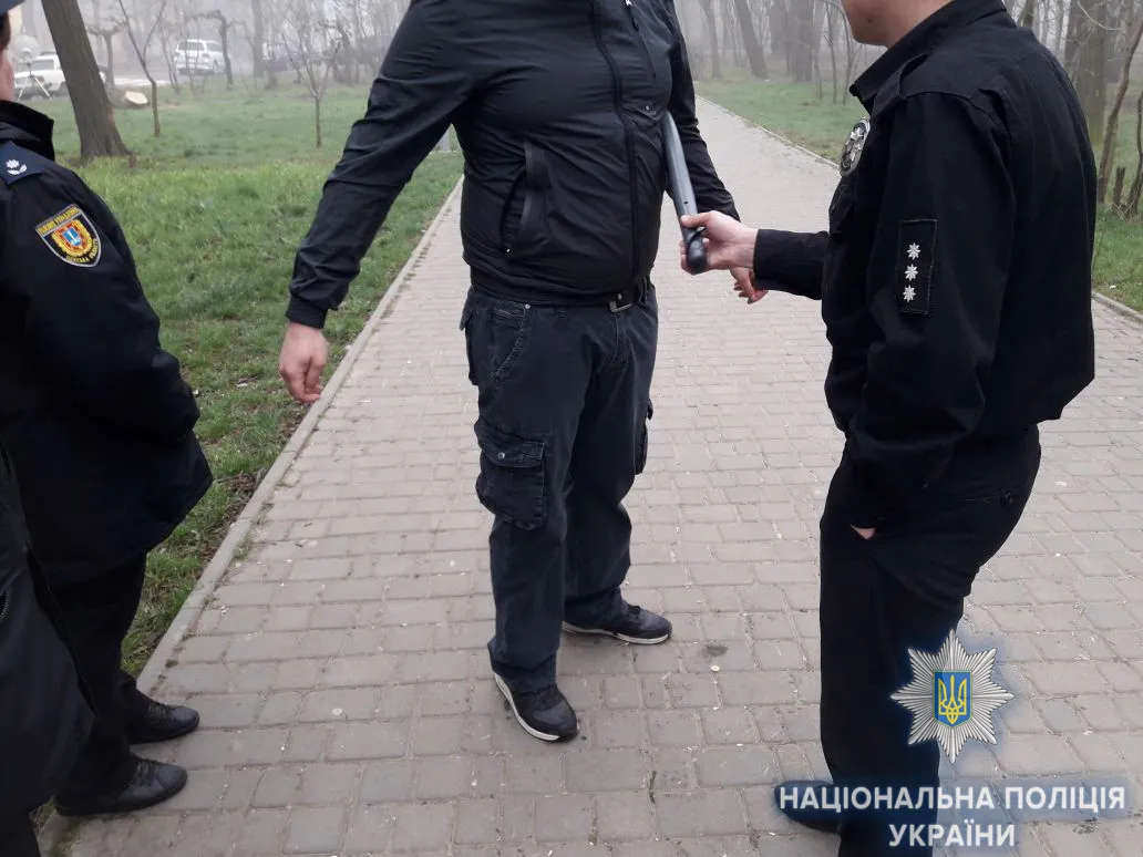 У парку імені Шевченка металодетектори У парку імені Шевченка металодетектори