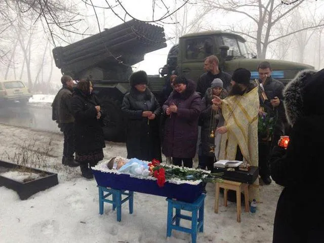 Як ховали дитину, яка померла від роботи російських військових Як ховали дитину, яка померла від роботи російських військових