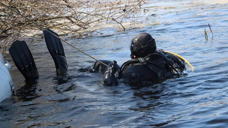 Водолазы ищут пропавших в Киеве троих мужчин Водолазы ищут пропавших в Киеве троих мужчин