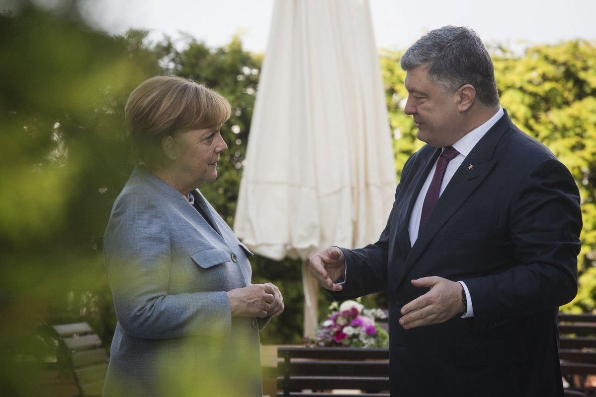 Маємо підтримувати Україну в політичному сенсі, – Меркель після зустрічі з Порошенком