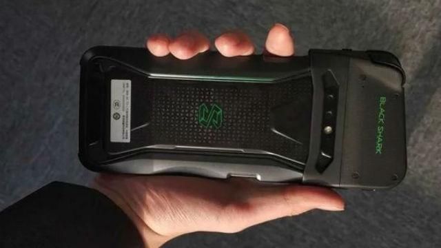 Фото игрового смартфона Xiaomi Black Shark попало в сеть Фото игрового смартфона Xiaomi Black Shark попало в сеть