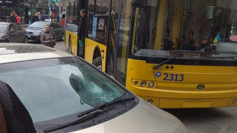 Пасажири тролейбуса розбили скло в машині автохама